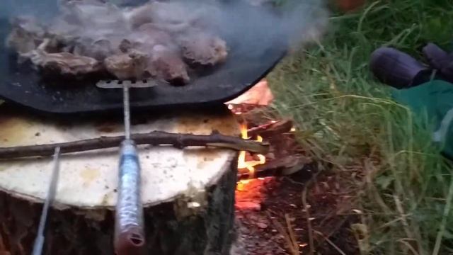 Жарим мясо, пока КОЗЛЫ играют в очко! смотреть онлайн