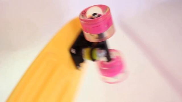 Penny Board Original 22 желтая дека и светящиеся розовые колеса видео обзор смотреть онлайн