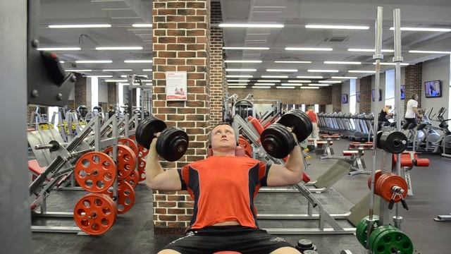 2a. Жим гантелей сидя в положительном наклоне 60° смотреть онлайн