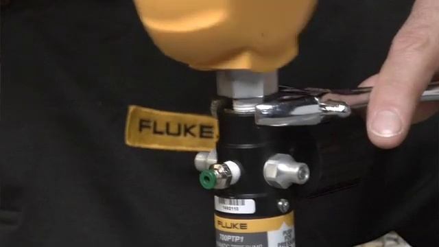 Using the Pneumatic test pump kit смотреть онлайн