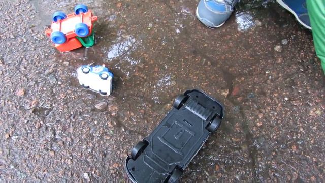 Машинки покоряют лужу. Невероятные приключение игрушек Маси смотреть онлайн