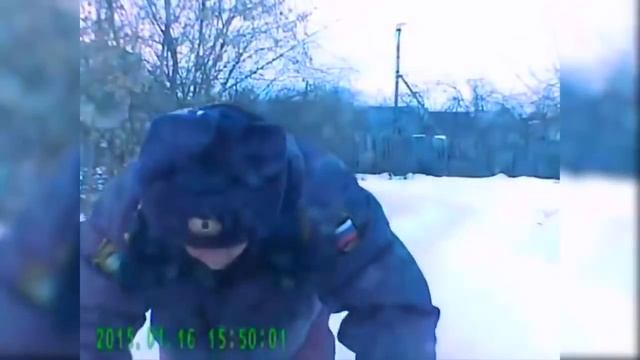 Пьяный МЕНТ угрожает пистолетом! Водитель КРУТ! смотреть онлайн