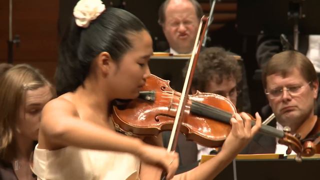 Sueye Park performs Saint-Saens' Introduction et Rondo capriccioso смотреть онлайн