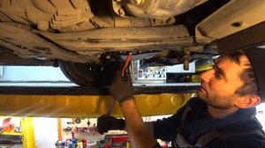 Toyota Noah ZRR-85 Замена масла в вариаторе и втулок стабилизатора.