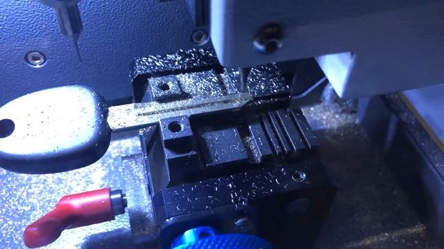 Нарезка автомобильного ключа Hyundai Accent на роботизированном станке смотреть онлайн