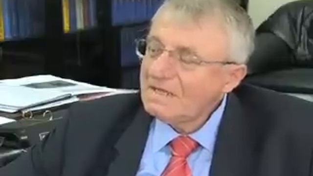 Pogledajte kako Seselju zvoni telefon! смотреть онлайн