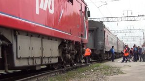 Тепловоз ТЭП70БС-137 прицепляется к поезду