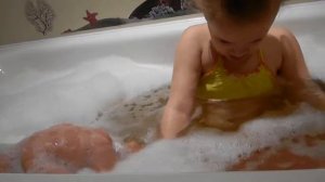 Настя в ванной купает малыша) Nastia in the bathroom bathing the baby )