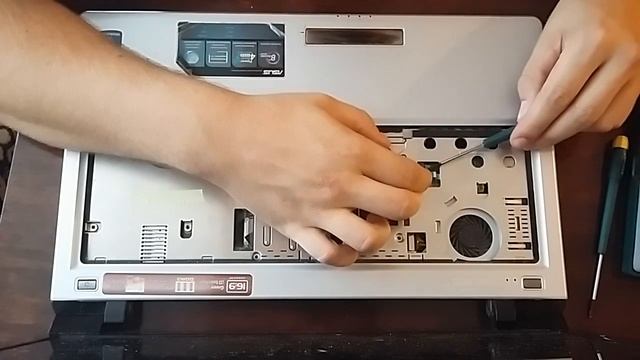 Как разобрать ноутбук Asus UL 50 AT? Чистка от пыли. Замена термопасты. смотреть онлайн