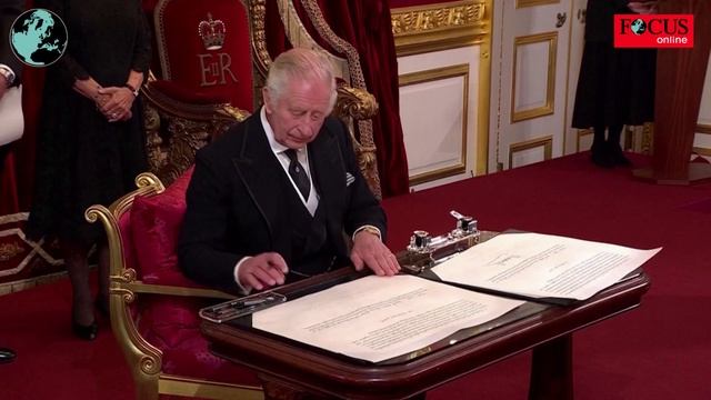 Beim Urkunde-Unterschreiben fletscht Charles plötzlich die Zähne смотреть онлайн