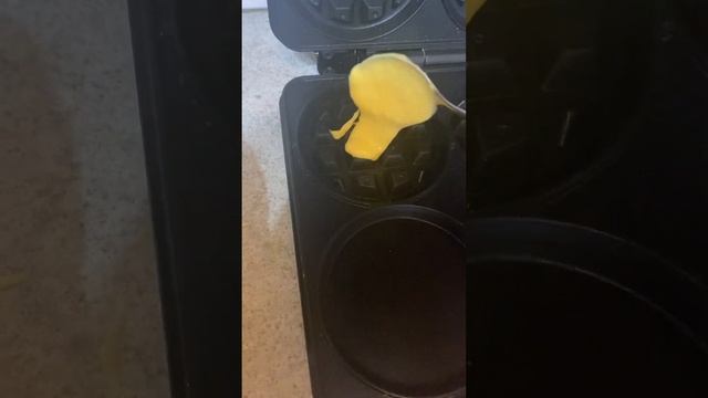 Блины с клубникой и йогуртом