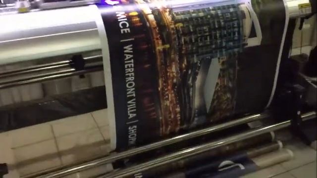 Print sticker dengan Tinta UV Mesin UV смотреть онлайн