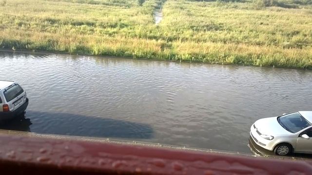 Огромная лужа после сильного ливня смотреть онлайн