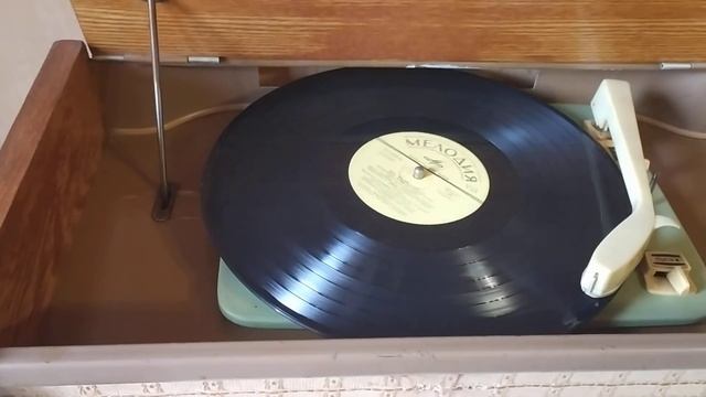 Радиола сетевая ламповая ''Сакта'' Заменен звукосниматель на современный. смотреть онлайн