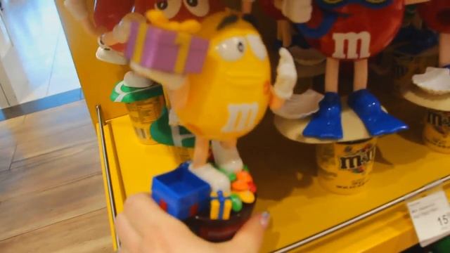 Покупки в дьюти фри Duty Free кишинев сладости куча чупа чупс выбираем сладости в дьюти фри Кишинев