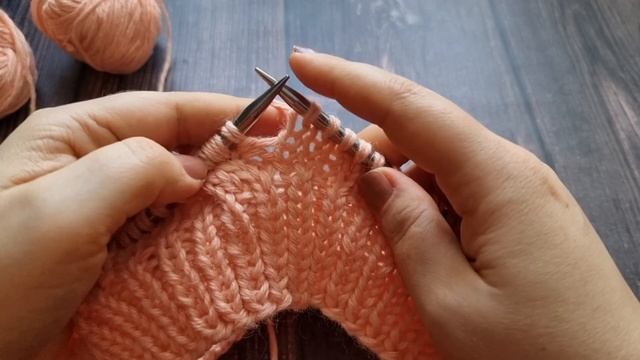 Шапка спицами с узором Пышных Кос смотреть онлайн