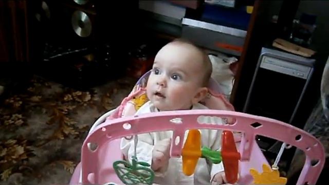 малыш в ходунках смотреть онлайн