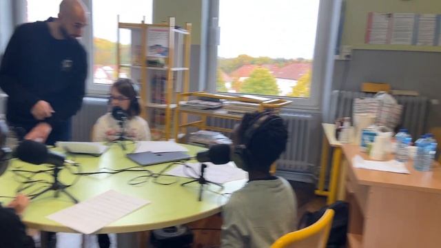 L’actu vue par les élèves, un partenariat Radio-Collège-Ecole autour d’un projet EMI ambitieux смотреть онлайн