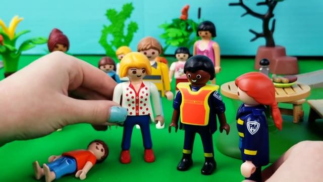 Call 911! Ambulance, Help! ~ Playmobil Stories with Dolls смотреть онлайн