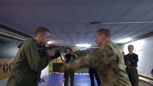 Прикладной рукопашный бой с применением АК 74 Отбор оружия Крус Партизан смотреть онлайн