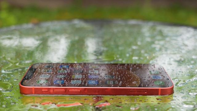 iPhone 12 Incoming Call in the Rain смотреть онлайн