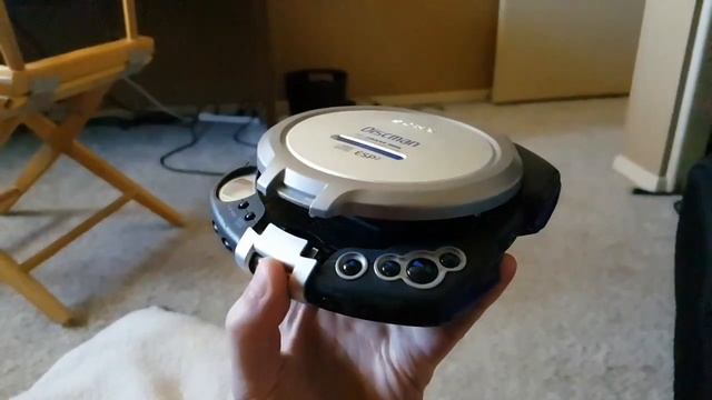 Opening up a Sony discman in slowmotion смотреть онлайн