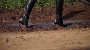 Алёнка с подругой пытаются выехать из грязи... На каблуках как всегда!