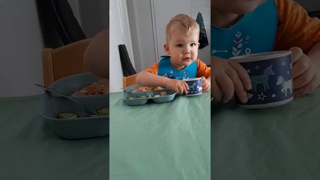 ГЛЕБ ОБЕДАЕТ смотреть онлайн
