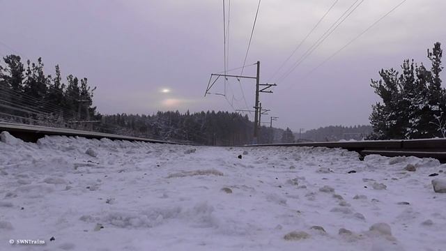 Под поездом. Электровоз ВЛ11М-376 с пригородным поездом смотреть онлайн