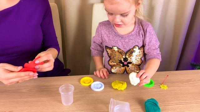 Славяна и Мама лепят из цветного пластилина Пластилин для детей Учимся лепить смотреть онлайн