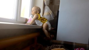 Ребенок залез на подоконник и упала на диван уффф