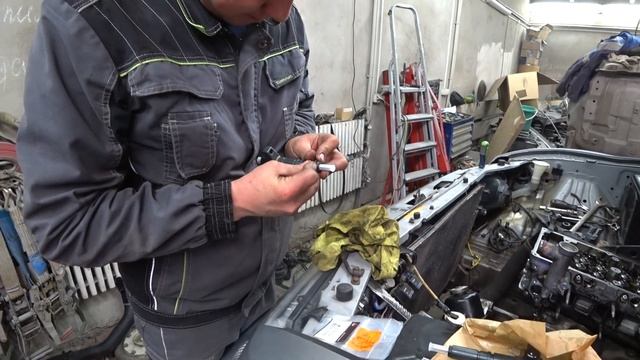 Замена маслосъёмных колпачков и установка цепи 4M41 смотреть онлайн