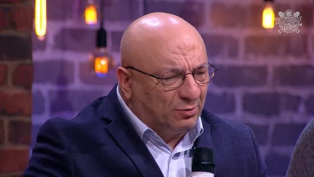 Михаил Богдасаров и анекдот про бомжа, который очнулся в Эрмитаже!) смотреть онлайн