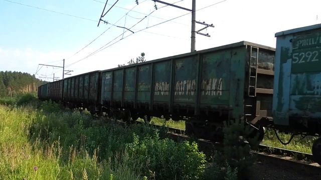 "Разносекционный" ВЛ11М-390 Б/430 А/399 Б/179 А с грузовым поездом и приветливой бригадой смотреть онлайн