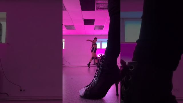 Атмосфера на треньках?#dancevideo #dance #dancer#танцы#highheels#heels смотреть онлайн