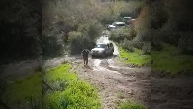 Чуть не утопили jeep wk в грязи .jeep vs Toyota смотреть онлайн