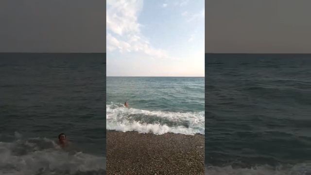 Купание в шторм, в Абхазии. смотреть онлайн