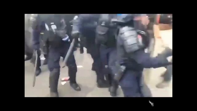 Беспорядки в Америке. Жесткое применение силы со стороны французской полиции в Париже смотреть онлайн