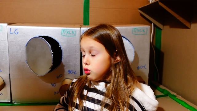 ПОБЕГ из Картонной Тюрьмы! Девочки решили ограбить и сбежать! смотреть онлайн