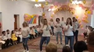 Танец родителей на выпускном в детском саду.
