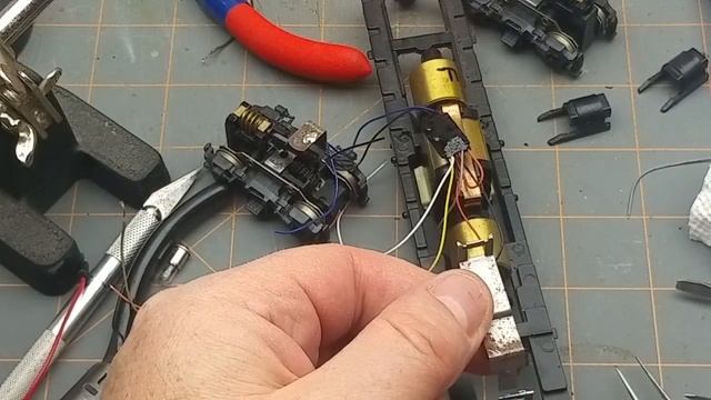 DCC Decoder Install In An Athearn Locomotive