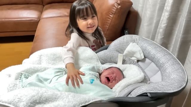 新生児弟への愛情が益々止まらない3歳ベテランお姉ちゃんと1歳新米お姉ちゃん смотреть онлайн