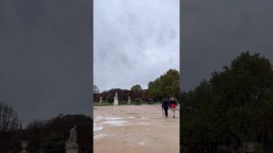 Сад Тюильри в Париже🇫🇷Множество скульптур🤩А мы идём к Триумфальной арке👋🏻❗️Её немного видно✨