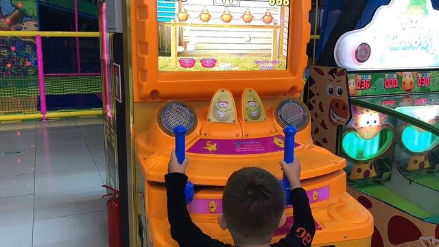 ВЛОГ: РАЗВЛЕКАТЕЛЬНЫЙ ЦЕНТР ДЛЯ ДЕТЕЙ！ГОШКА ВЫИГРАЛ ИГРУШКУ😍🤘 смотреть онлайн