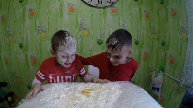 ЧЕЛЛЕНДНЖ ГОЛОВОЙ В МУКУ!!! ЛИЦО В МУКЕ! ЛИЦОМ В ЯЙЦО! ТОРТОМ В ЛИЦО! смотреть онлайн