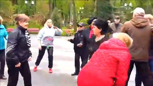 УКРАИНА ТАНЦЫ ХАРЬКОВ 1 МАЯ 2023!!! А ВЕРБА НАД ВОДОЙ смотреть онлайн