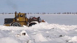 Трактор Кировец. Жесть, всё забило. Пробиваемся на дальнюю скважину.