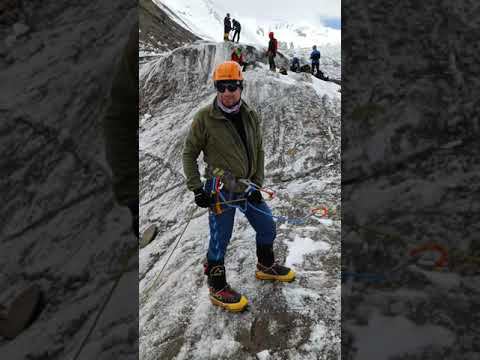 Фрагмент ледовых занятий группы Клуба 7 Вершин под пиком Ленина смотреть онлайн