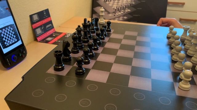 Chess Pieces Move Themselves! Unboxing and First Impressions (Square Off Swap) смотреть онлайн