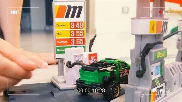 Спасаем машинку в игрушечном городе #ЭрикШоу